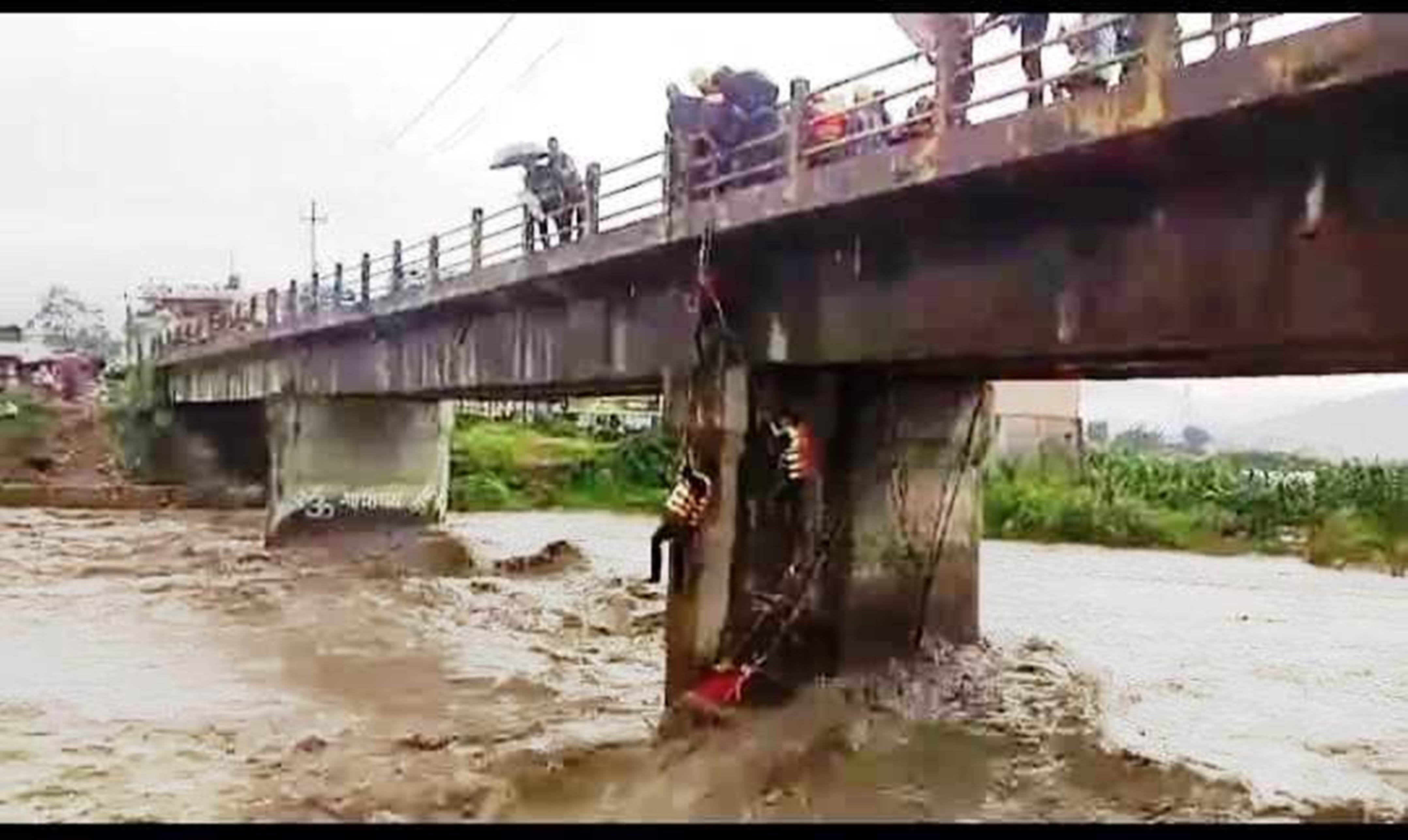 मनोहरा खोलाको बीच भागमा अड्किएका राईको सकुशल उद्वार